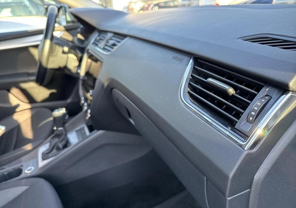 Skoda Octavia cena 54900 przebieg: 147270, rok produkcji 2017 z Gdynia małe 277